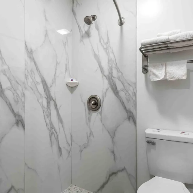 غرفة بسرير كينج وسريرين كوين، Motel6 Hickory, NC 4/4