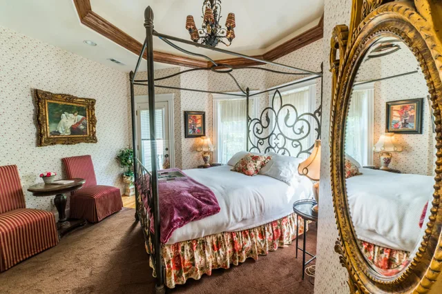Princess, Queen Bed، The Victoria B & B 1/2