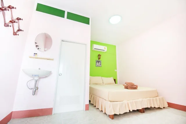 Standard, King Bed, Pool View, Pongphen Guesthouse 8/10