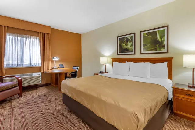غرفة قياسية بسرير كينج، Quality Inn & Suites Raleigh Durham Airport 3/10