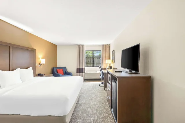 غرفة قياسية بسرير كينج، Comfort Inn Van Wert, OH 5/9