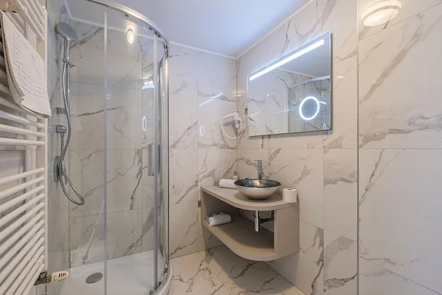 غرفة بريميوم بسريرين منفصلين بإطلالة على البحيرة، Silver Resort Balatonfüred 3/3