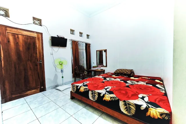 Standard, Double Bed, with Fan، Penginapan Barokah by ZUZU 4/10