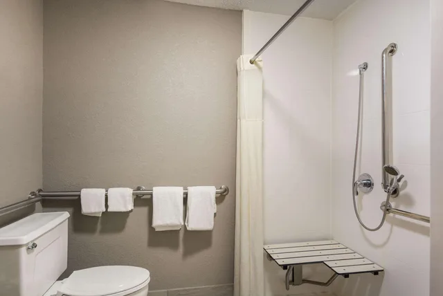 غرفة بسرير مزدوج لذوي الإعاقة، Quality Inn Emporia, VA 6/6