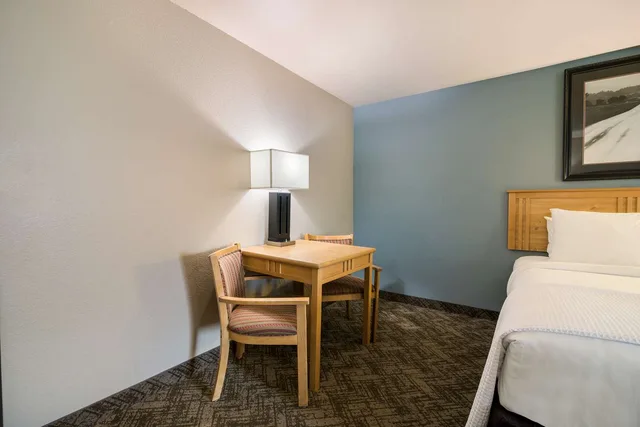 غرفة بسريرين كوين، Best Western Golden Spike Inn & Suites 3/4