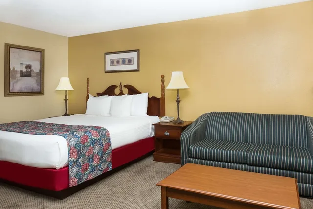 Room, Queen Bed, Days Inn by Wyndham Hoover Birmingham 2/10