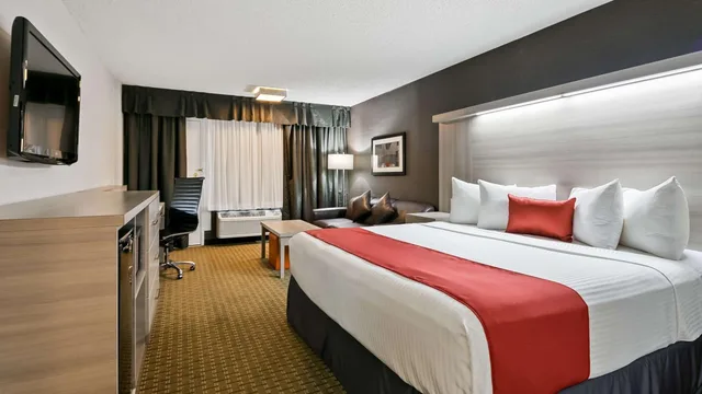 غرفة بسرير كينج، Village Park Inn Calgary 1/8
