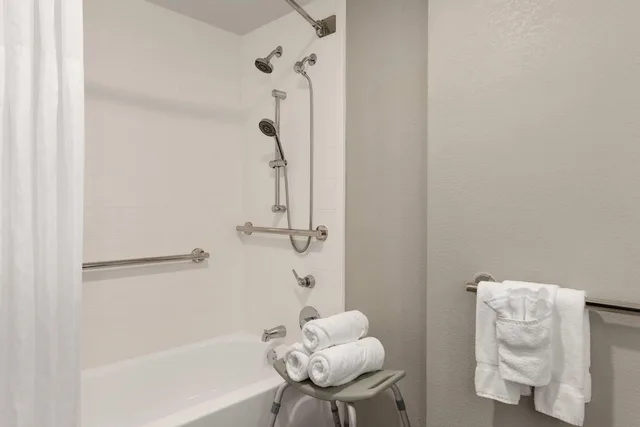 غرفة ديلوكس بسرير كينج لذوي الإعاقة، La Quinta Inn & Suites by Wyndham Dallas Arlington South 9/9