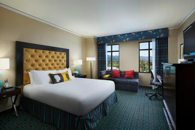 غرفة بسرير كينج بإطلالة على الجبل، Juniper Hotel Cupertino, Curio Collection By Hilton 1/3