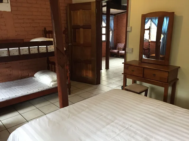 Willies, Cottage, Twin Beds, 3 Bunk Beds, 2 Queen Beds، Mile 36 Lodge 3/4