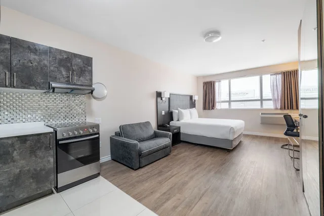 Efficiency, Suite, Single, Queen Bed, Sofa, Hotel Montreal Metropolitan, an Ascend Collection Hotel 1/3