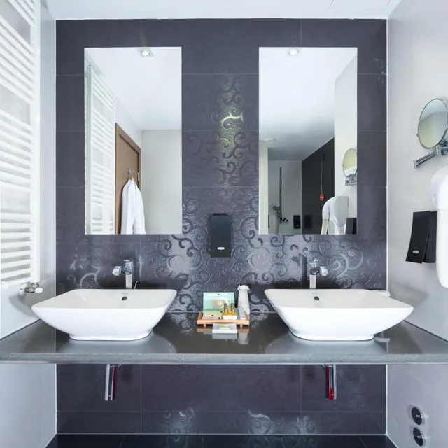 جناح جونيور، Emerald Hotel 4/7
