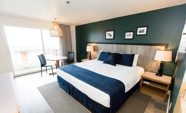 Courtyard, King Bed، Surftides Lincoln City 1/4