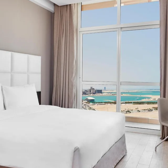 جناح بسرير كينج بإطلالة على البحر بغرفة نوم واحدة يُسمح فيها بالحيوانات الأليفة، Staybridge Suites Doha Lusail 1/10