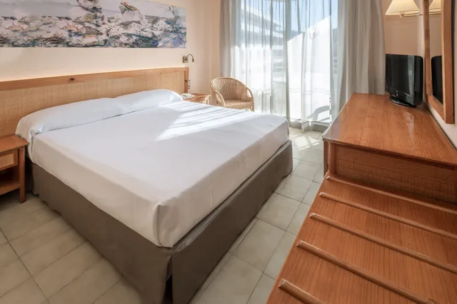 غرفة قياسية بسرير مزدوج بإطلالة على المسبح بشرفة، GHT Oasis Tossa & Spa 1/10