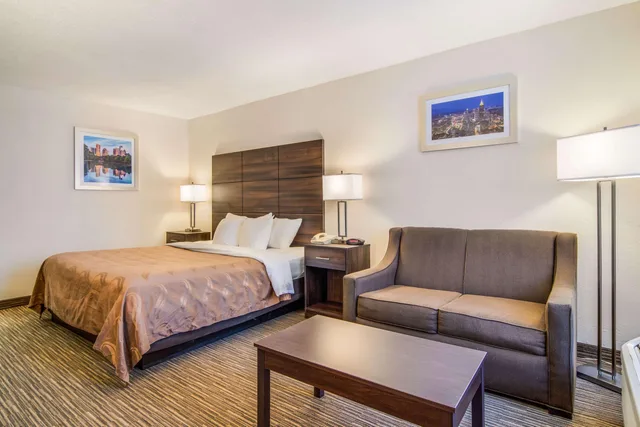 غرفة بسرير كينج للمدخنين، Quality Inn Suwanee I-85 2/3