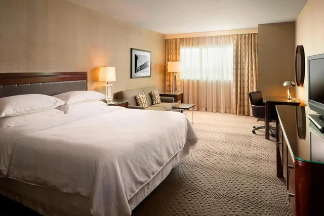 Suite, King Bed, Sofa, Club Floor, Corner، Sheraton Sioux Falls Convention Center 1/6