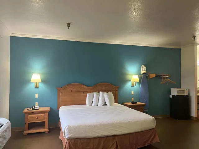 Room, King Bed, Motel6 Portland, IN 1/4