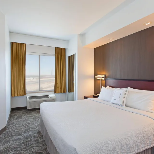 جناح بسرير كينج مع سرير سحّاب إضافي مع أريكة بحوض استحمام لذوي الإعاقة، SpringHill Suites by Marriott El Paso 1/7