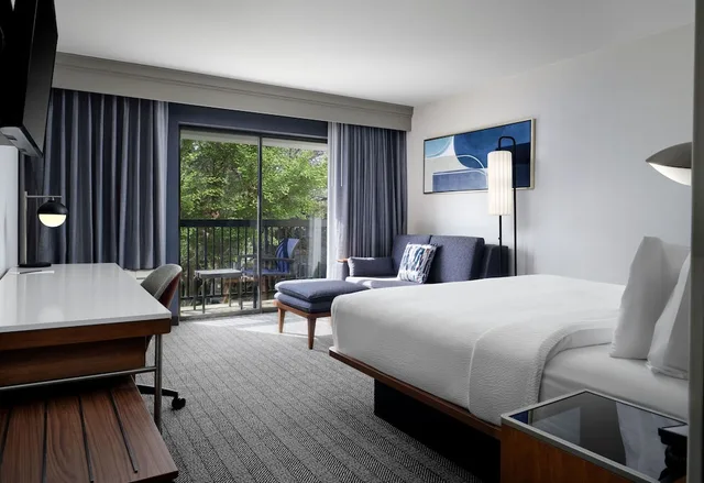 غرفة بسرير كينج مع أريكة، Courtyard by Marriott Stockton 1/8