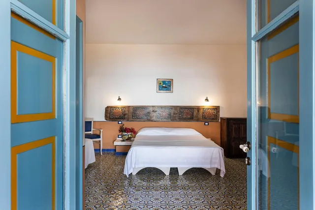 جناح، Hotel Mamma Santina 6/10