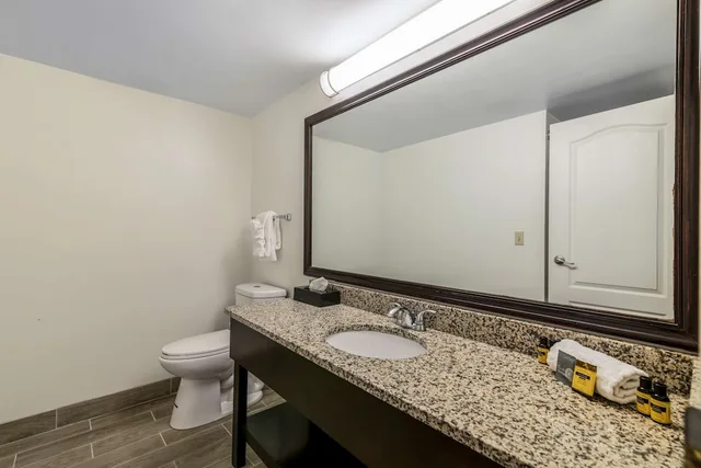 جناح بسرير كوين مع أريكة لذوي الإعاقة، Best Western Plus Brunswick Bath 7/8