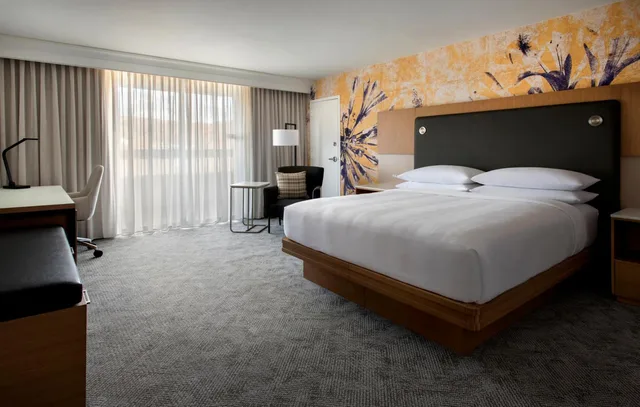 غرفة بسرير كينج بإطلالة، Westchester Marriott 2/6