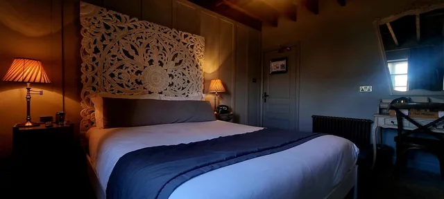 Petite, Double Bed، William De Percy 1/7