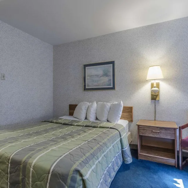 غرفة بسرير مزدوج لذوي الإعاقة، Days Inn by Wyndham La Crosse 3/9