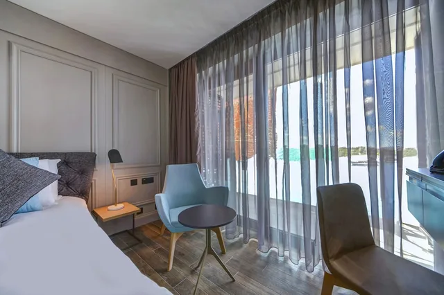 غرفة ديلوكس بسرير كوين بإطلالة على البحر، Land's End Boutique Hotel 3/5