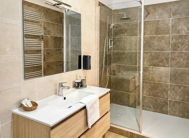 غرفة بسرير كوين، HOTEL LE LION D'OR 10/10