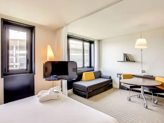 Executive, Triple, Double Bed, Sofa, Novotel Suites Paris Stade De France 8/10