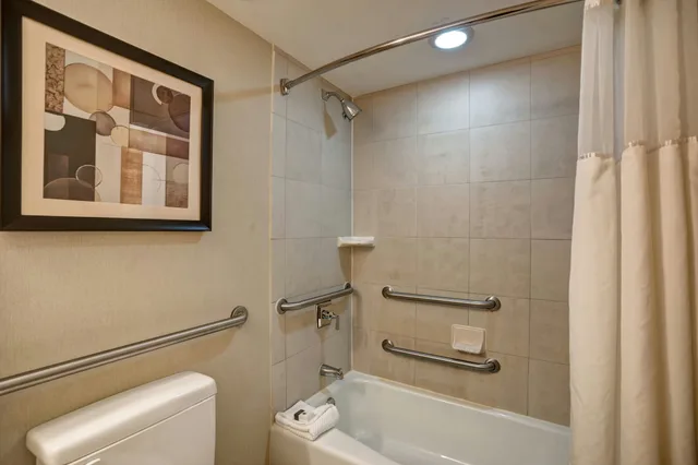 غرفة بسرير كوين لذوي الإعاقة، Doubletree Hotel Downtown Wilmington Legal 2/3