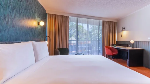 غرفة بريميوم بسرير كينج بإطلالة على الحديقة بشرفة، Holiday Inn Port Moresby 1/1