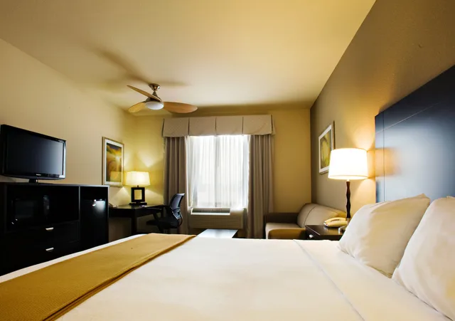 غرفة قياسية بسرير كينج لذوي الإعاقة، Holiday Inn Express Hotel & Suites Shamrock North 2/7