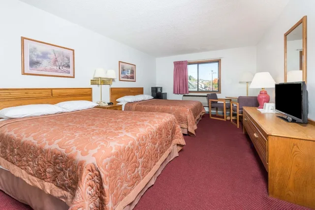 Room, 2 Double Beds, Super 8 by Wyndham Front Royal 2/5