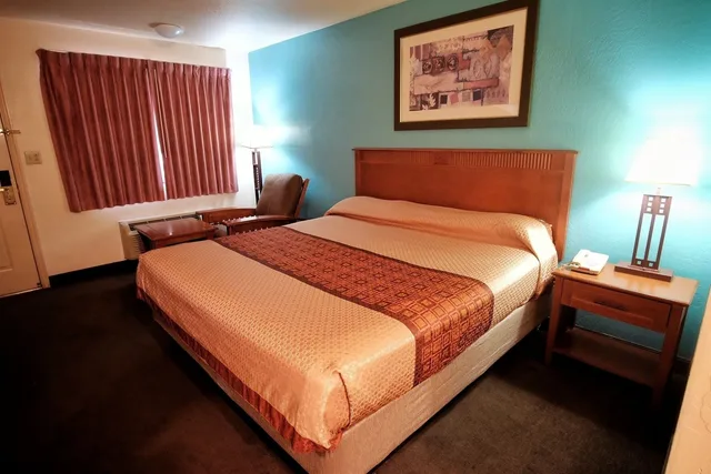 Standard, King Bed, Claridge Inn 1/3
