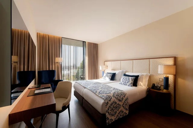 Deluxe, Twin Beds, French Balcony, Boeira Garden Hotel Porto Gaia, Curio Collection by Hilton 4/6