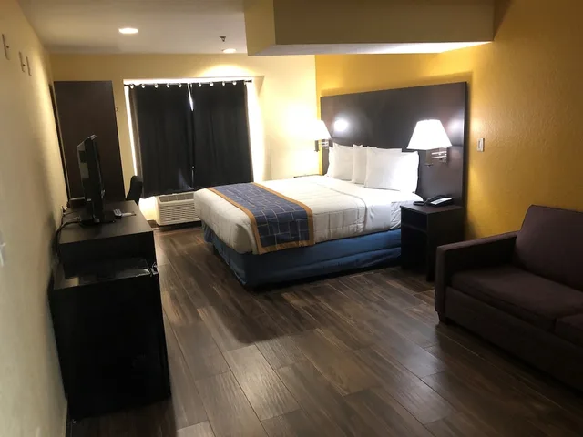 جناح استوديو بسرير كينج، Days Inn And Suites By Wyndham Tampa Raymond James Stadium 3/10