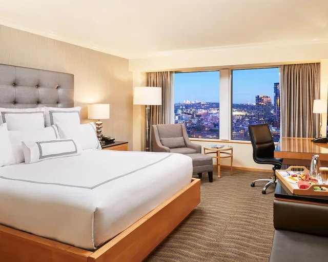 غرفة ديلوكس بسرير كينج بإطلالة على المدينة، Pan Pacific Vancouver 1/3