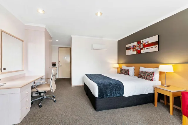 Room, King Bed, Quality Inn & Suites Traralgon 1/3