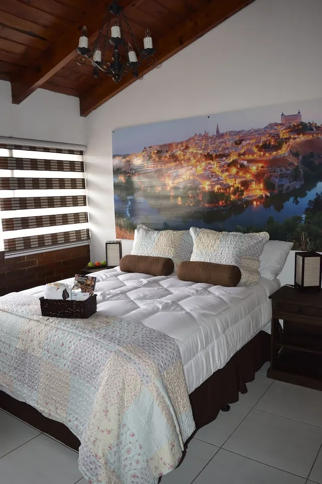 Tower, Queen Bed, Shared Bathroom، Oh Espana 1/5