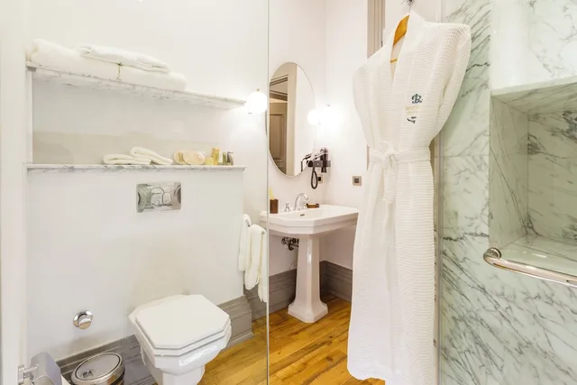 غرفة ديلوكس بسرير كينج بإطلالة على المدينة مع أريكة، Ravouna 1906 Suites - Special Class Adults Only 9/10