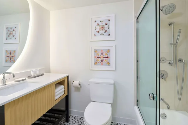 جناح بسريرين مزدوجين بإطلالة جزئية على البحر مع أريكة، Outrigger Waikiki Paradise 6/6