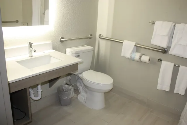 جناح بسريرين كوين لذوي الإعاقة، Holiday Inn Express Hotel & Suites Shamrock North 2/5