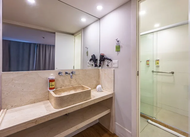 غرفة فاخرة بشرفة مفردة بسريرين منفصلين، B&B HOTEL Rio de Janeiro Copacabana 2/2