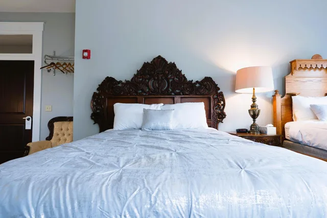 Rustic, Deluxe, 2 Queen Beds, Oak Tree Hotel 6/10