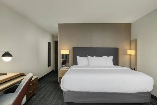 غرفة بسرير كينج مع أريكة لذوي الإعاقة، Courtyard By Marriott Downtown Boise 2/4