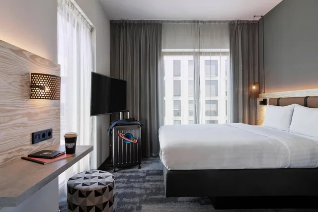 Moxy, Guest Room, Queen Bed, Corner، Moxy Darmstadt 1/3
