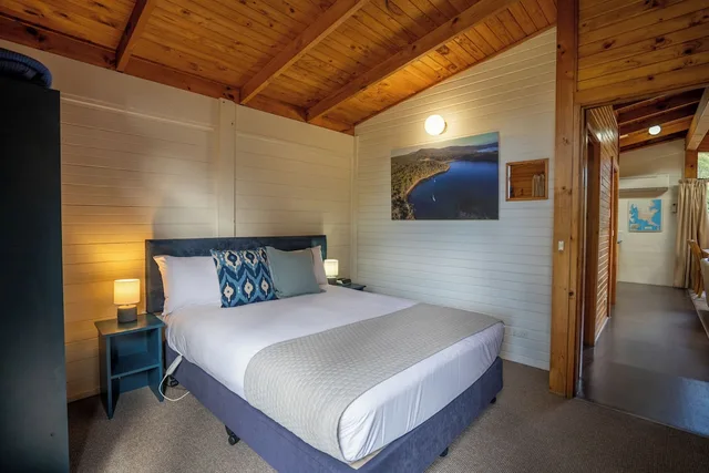 كابينة بسرير كوين بإطلالة على الحديقة بغرفة نوم واحدة، Stewarts Bay Lodge 1/3
